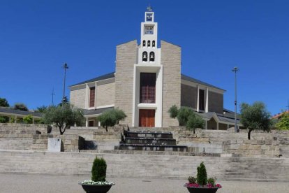 La catedral nueva, en una zona de contrastes arquitectónicos con el casco viejo.