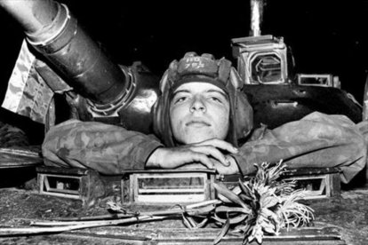 Un soldado soviético observa desde su tanque el Parlamento, en agosto de 1991.