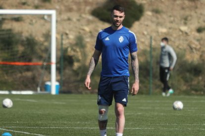 Manu Hernando, en un entrenamiento reciente del conjunto blanquiazul, será operado de su rodilla derecha. L. DE LA MATA