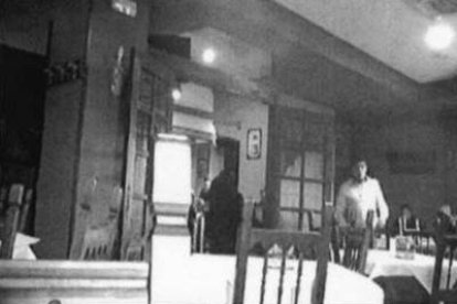 Imagen de una reunión de tres de los imputados en un mesón próximo a los juzgados