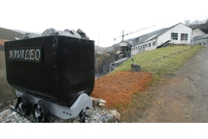 Instalaciones de Mina Navaleo, perteneciente al Grupo Viloria, que fueron cerradas al laboreo de antracita y que ahora se pretende reutilizar el agua del interior. L. DE LA MATA