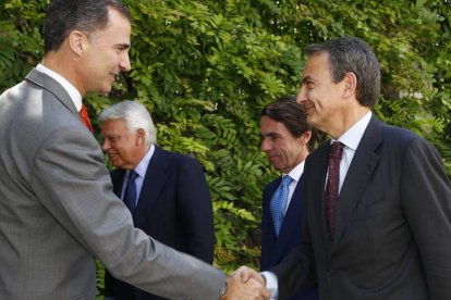 Don Felipe saluda esta mañana a Zapatero en presencia de Aznar y Felipe González