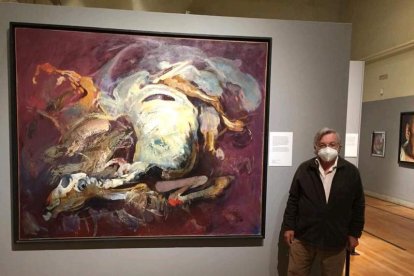 José Carralero posa con la obra que expone en el Museo de Ciencias Naturales. DL