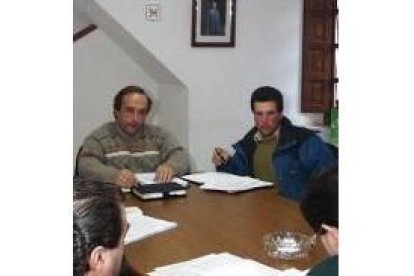 Luis Ángel Alonso y Mariano Rojo, durante un pleno en Posada