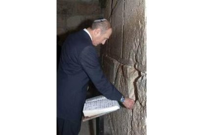 Ehud Olmert, ante el Muro de las Lamentaciones de Jerusalén