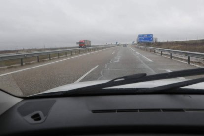 Imagen de parte del firme deteriorado en el tramo de la autovía dirección a León. JESÚS