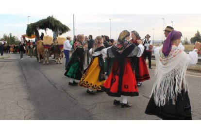 Los vecinos de Villaquilambre participan en San Froilán con dos carros engalanados, grupos de bailes regionales y otros que tocan instrumentos y acompañan. DL