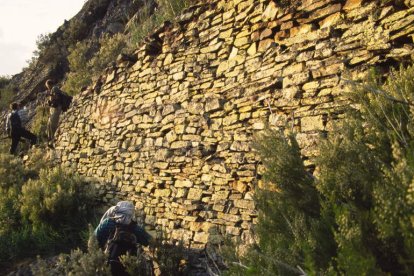 La actuación en los canales romanos de Puente y Benuza limpiará la maleza que ahora invade los lienzos.