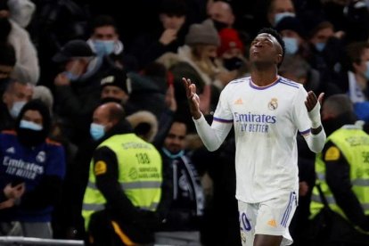 Vinicius celebra el segundo gol del equipo madridista durante el encuentro disputado frente al Sevilla en el Santiago Bernabéu. BALLESTEROS