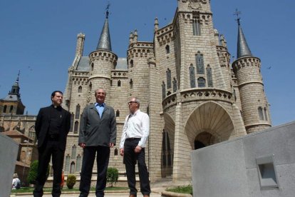 Delante del Palacio, Victor M. Murias, José Fernández (director del Museo) y Miguel Pérez.