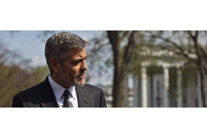 El actor George Clooney comparece ante la prensa después de ser recibido por el presidente estadounidense, Barack Obama, para hablar sobre la situación en Darfur.