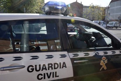 Una patrulla de la Guardia Civil tuvo que desplazarse hasta el barrio de la vivienda okupada. EFE