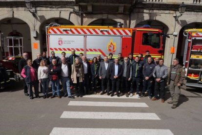 Eduardo Morán presenta las instalaciones del servicio provincial de bomberos en al área de Cistierna y la Montaña Central,. ICAL