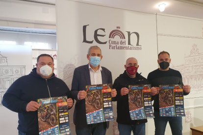 El concejal de Régimen Interior, Movilidad y Deportes, Vicente Canuria, junto a los organizadores de la MMR Power Race, esta mañana, durante la rueda de prensa en que se ha presentado la prueba. DL