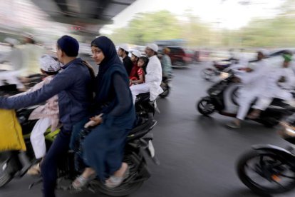 Varias motos circulan por la ciudad de kolkata (India). PIYAL ADHIKARY