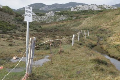 El enfrentamiento por los terrenos llegó al extremo de que por parte asturiana se llegaran a colocar alambradas.