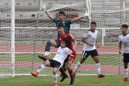 La defensa leonesa se mostró expeditiva durante todo el encuentro. LA GACETA DE SALAMANCA/MORGAN