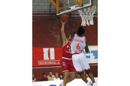 Lou Roe, con la camiseta de Gijón, podría vestir la de León esta temporada