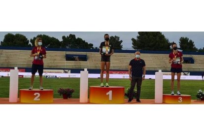 Blanca Fernánez, a la derecha, en el tercer peldaño del podio tras su destacada actuación en los 3.000 metros obstáculos. RFEA