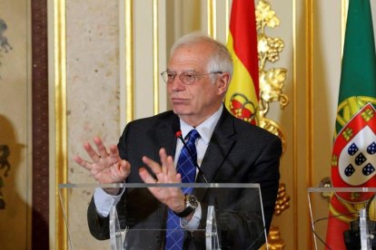 El ministro de Exteriores, Josep Borrell, en una rueda de prensa en Lisboa.