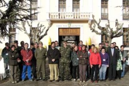 Las autoridades posan con los alumnos en la apertura del taller