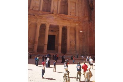 El equipo de la Televisión de León con su dron grabando en Petra, donde causó admiración