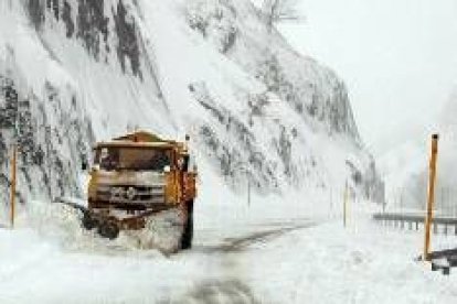 Las quitanieves tuvieron que despejar ayer el acceso a la estación invernal de San Isidro