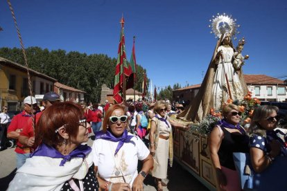 La imagen de la santa en Mansilla fue recibida por las autoridades y por los pendones. RAMIRO