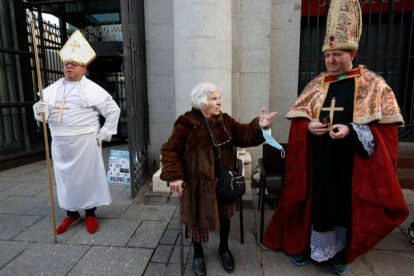 El obispo leonés de la Lotería, en el sorteo de la Lotería de Navidad del año pasado. JAVIER LIZÓN