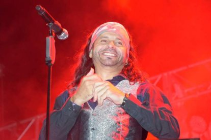 Javier Labandón, cantante de El Arrebato, en un momento del concierto del miércoles por la noche en La Bañeza.