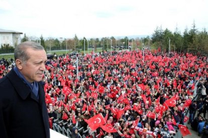 Erdogan se dirige a sus seguidores al llegar al aeropuerto de Esenboga, en Ankara, el 17 de abril.