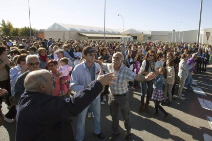 Concentración que tuvo lugar ayer a las puertas de la fábrica.