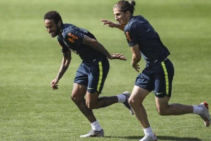 Neymar y Filipe Luis, en un entrenamiento de la selección.