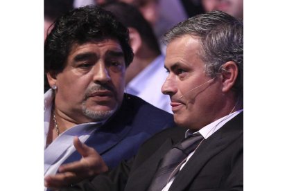 Diego Maradona y Jose Mourinho, en la Conferencia Internacional del deporte en Dubai.