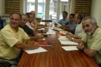 Los regantes leoneses se reunieron ayer por la mañana con los técnicos de la CHD en su sede de León