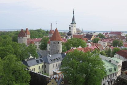 En la imagen superior Tallín, la ciudad de las torres. La más alta, al fondo, es la de la iglesia de San Olav, uno de sus símbolos. En las fotos inferiores, a la izquierda el Ayuntamiento con las cabezas de dragón como gárgolas y la torre octogonal remata