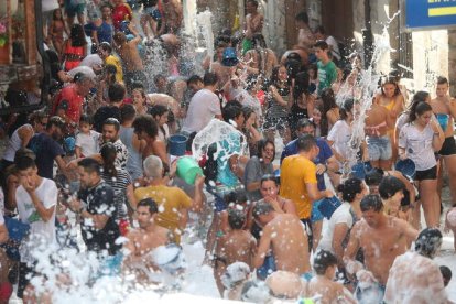 La calle Real es el escenario de una de las sueltas de agua de las fiestas de Molinaseca. L. DE LA MATA