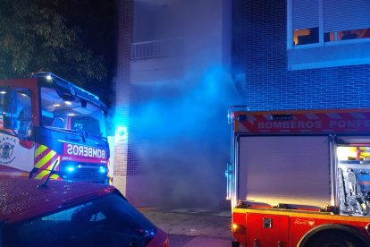 Los Bomberos de Ponferrada tuvieron que emplearse a fondo para sofocar las llamas. DL