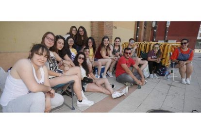 Jóvenes haciendo cola para el concierto de Melendi.