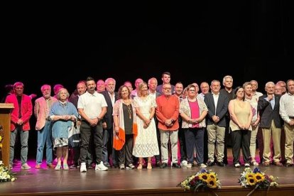 Los galardonados y los que tuvieron el honor de otorgar los premios en el escenario, al final de la gala. DL