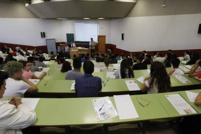 Alumnos leoneses durante la prueba de la Ebau en la Facultad de Derecho. MARCIANO PÉREZ