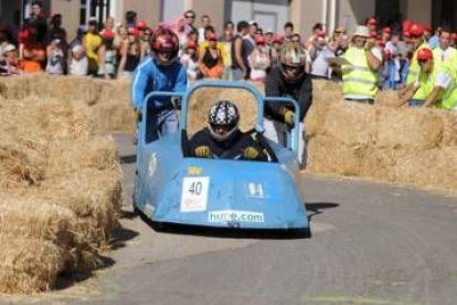 Uno de los autos locos participantes baja por la Cárcava