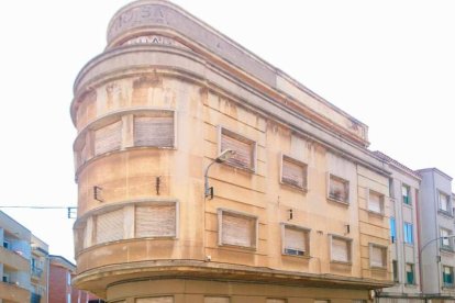 Edificio de la antigua maternidad de La Bañeza. FUNDACIÓN DOCOMOMO