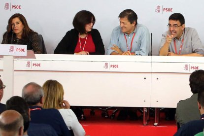 El presidente de la gestora, Javier Fernández, en el centro, al comienzo del Comité Federal del PSOE. RAQUEL P. VIECO