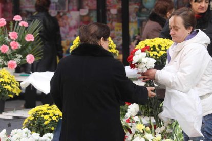 La venta de flores en el mercado de abastos de Ponferrada fue incesante ayer por la mañana.