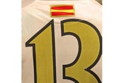 La bandera de España está situada encima del dorsal de la camiseta