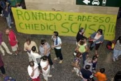 Aficionados del Inter en el aeropuerto con un cartel que dice «Ronaldo: ahora pide disculpas»