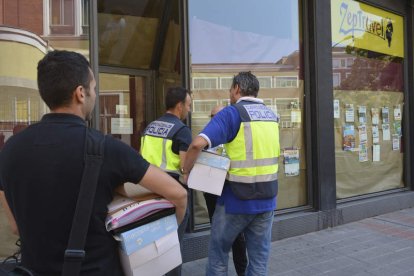 La policía, durante el registro de la agencia de viajes Zep Travel, de Palencia. A. ALVAREZ