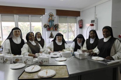 Las hermanas del convento de las Jerónimas de Toral de los Guzmanes con los dulces que hacen en su cocina