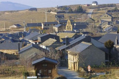 Imagen de archivo de San Cristóbal y su carretera. L. DE LA MATA